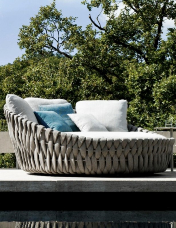 Acheter ce daybed rond, c’est offrir à votre extérieur une bulle de confort au design raffiné et intemporel