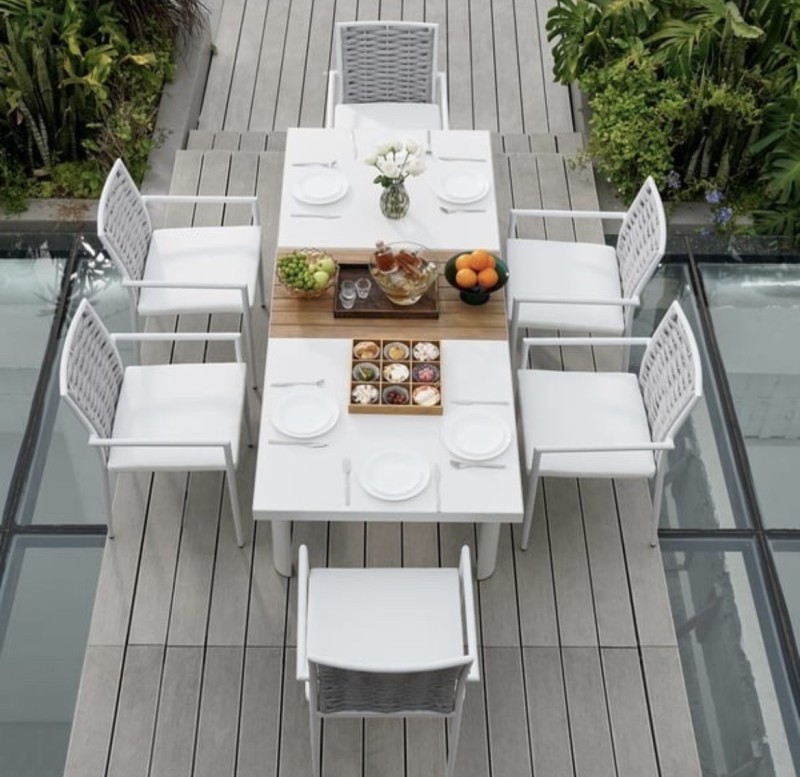 Ensemble table EXTENSIBLE ALUMINIUM avec plateau BOIS et six chaises TRESSÉES, design élégant pour repas conviviaux sur terrasse méditerranéenne