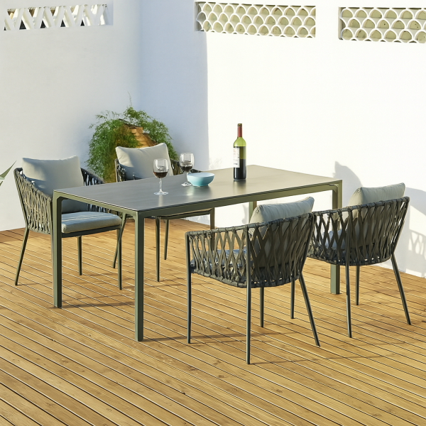 Achetez un salon repas élégant et robuste, pensé pour l’extérieur, et offrez à votre terrasse une touche contemporaine pleine de charme.