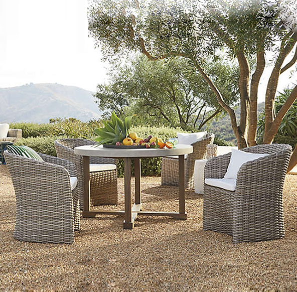 Achetez cet ensemble repas en teck et rotin tressé, avec table ronde et fauteuils confortables, pour créer une ambiance méditerranéenne élégante.