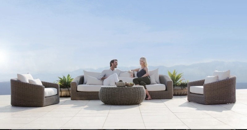 Acheter un salon en rotin tressé à la main, idéal pour créer un espace détente élégant et confortable en bord de mer.