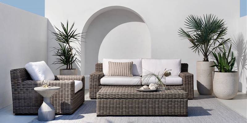 Achetez un salon de jardin en rotin tressé avec structure aluminium, composé d’une banquette deux places, d’un fauteuil individuel et d’une table basse assortie