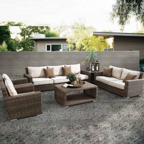 Offrez-vous ce salon en rotin tressé haut de gamme, aux lignes généreuses et finitions soignées, parfait pour sublimer terrasses, jardins ou bords de piscine.