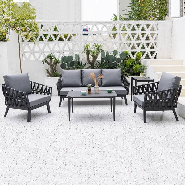 Salon de jardin 4 pièces en corde tressée et aluminium, alliant design contemporain, confort généreux et finitions résistantes.