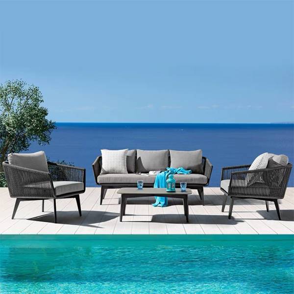 Salon de jardin 3 places en corde tressée et aluminium, au design raffiné, parfait pour vos terrasses ensoleillées ou jardins méditerranéens.