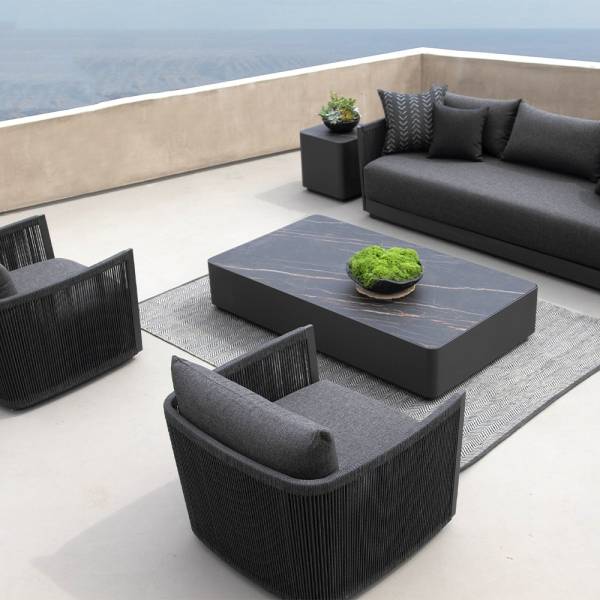 Acheter ce salon de jardin élégant, idéal pour vos extérieurs méditerranéens avec l'alliance de l'aluminium, la corde tressée et le marbre