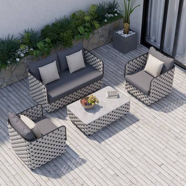 S'offrir un salon de jardin haut de gamme en corde tressée et aluminium, avec coussins généreux et table basse assortie : l’élégance contemporaine pour vos terrasses du Sud.
