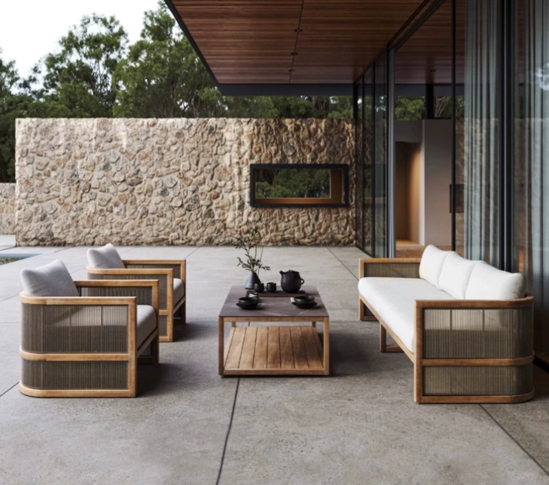 Acheter ce salon en teck et corde, c’est offrir à vos extérieurs un espace raffiné, durable et naturellement élégant.