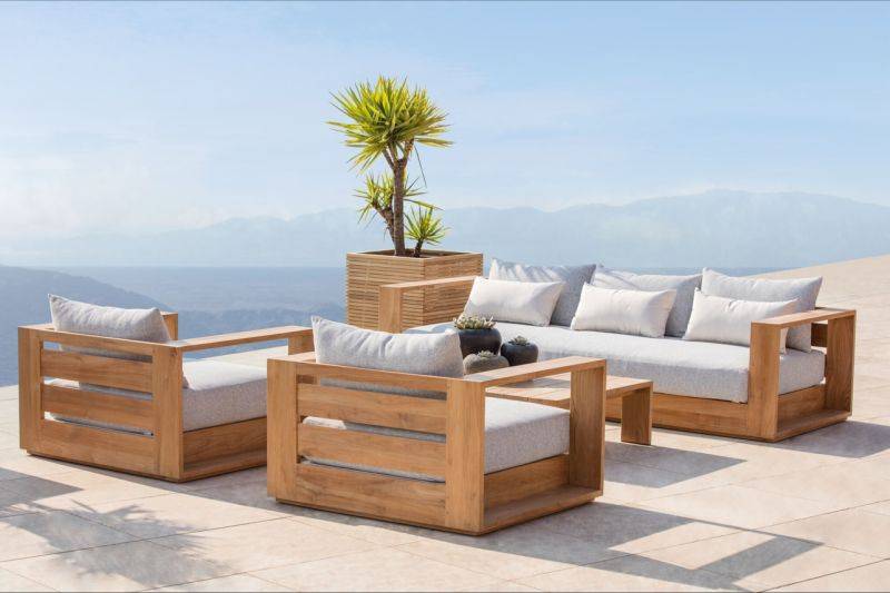 Acheter ce salon en teck massif, c’est choisir l’élégance et le confort pour transformer votre terrasse en véritable havre de détente.