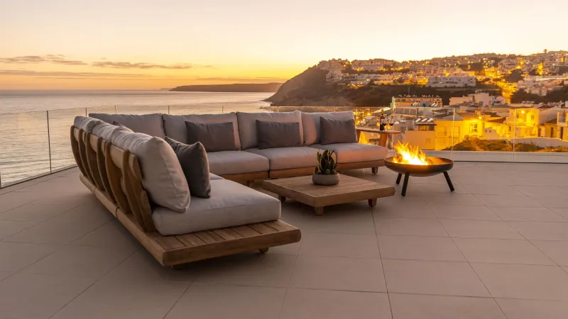 Acheter ce salon de jardin en teck massif, c’est faire le choix d’un mobilier haut de gamme, personnalisable et conçu pour durer. Son design modulaire vous permet de créer un espace à votre image, confortable et élégant.