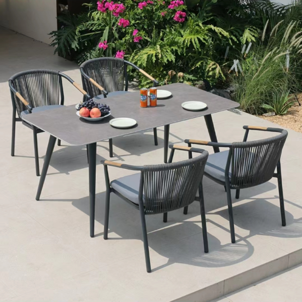Craquez pour l’élégance de cet ensemble raffiné : une table en céramique et des fauteuils tressés pour sublimer vos repas en terrasse.