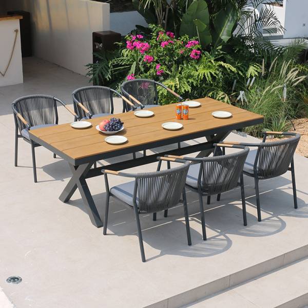 Un design raffiné et personnalisable pour vos repas ensoleillés – à acheter pour sublimer votre terrasse.