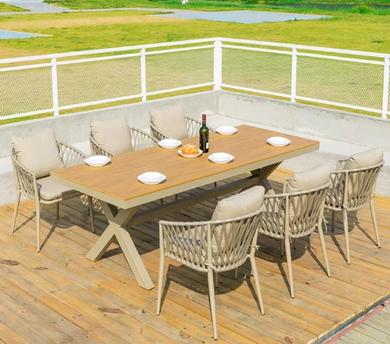 Craquez pour cet ensemble de jardin au style naturel et aux finitions haut de gamme, parfait pour vos repas en plein air.