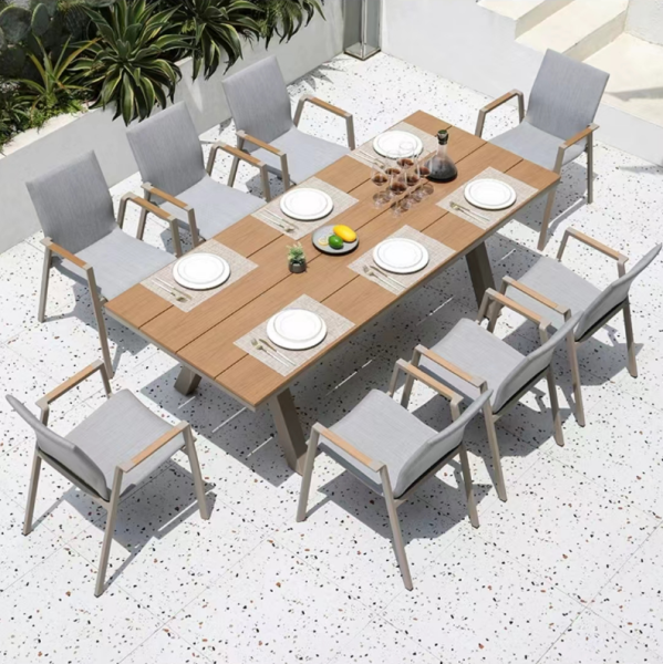 Recevez en grand avec style : cet ensemble repas 8 places en aluminium et teck crée une atmosphère chic et naturelle pour vos plus beaux instants en plein air.