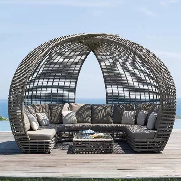 Achetez un salon de jardin circulaire en rotin tressé haut de gamme , au design enveloppant avec coussins épais et finitions soignées pour un confort exceptionnel