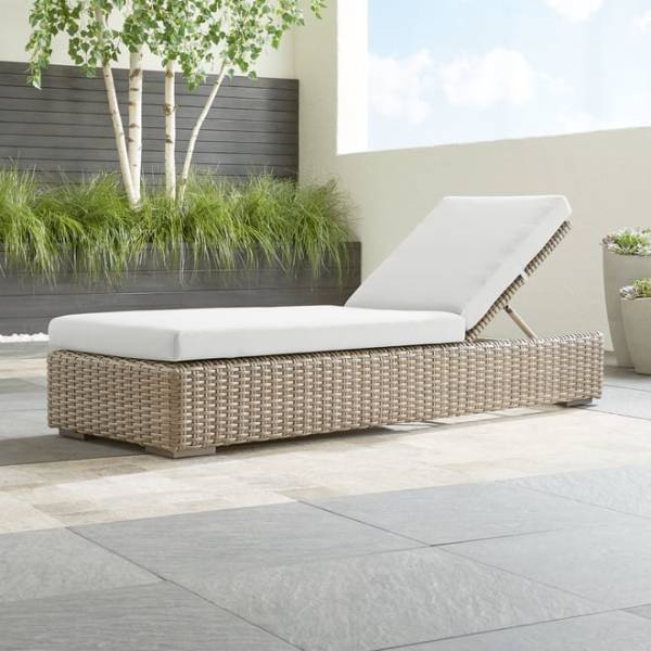 Achetez ce transat en rotin tressé avec matelas épais et structure aluminium, pour profiter d’un confort élégant sur votre terrasse méditerranéenne.