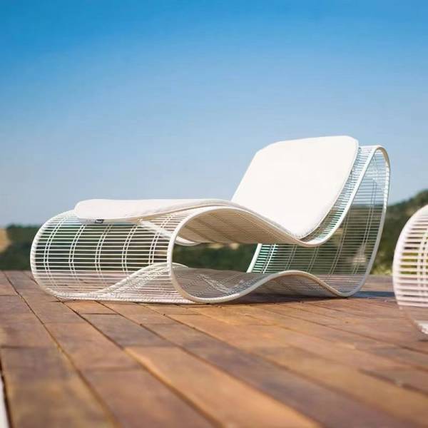 Achetez ce transat design en aluminium avec matelas fin, et profitez d’un confort moderne et élégant sur votre terrasse méditerranéenne.