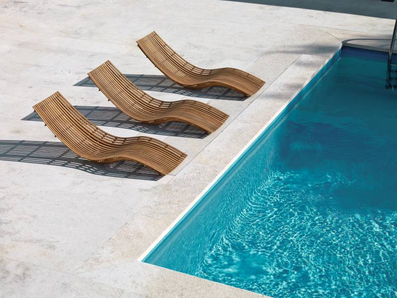 Achetez ce transat en teck massif au design ondulé et profitez d’un confort naturel et élégant pour vos moments de détente en extérieur.