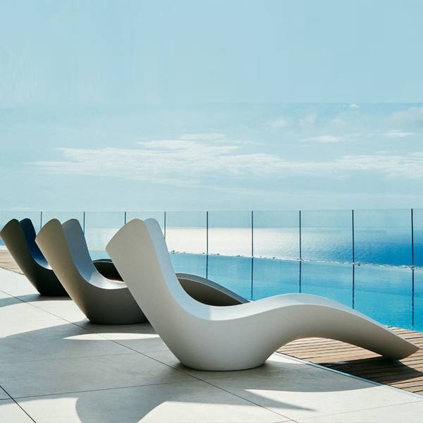 Un bain de soleil graphique, ultra résistant et facile à vivre, à acheter pour sublimer votre terrasse ou votre piscine.