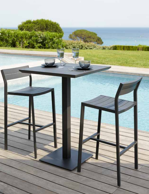 Achetez dès aujourd’hui cet ensemble bar d’extérieur élégant pour transformer votre terrasse en un espace convivial et stylé face à la mer.