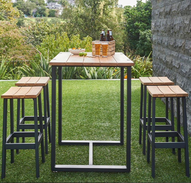 Achetez dès maintenant cet ensemble bar en aluminium et teck massif pour transformer votre terrasse en espace convivial et élégant !