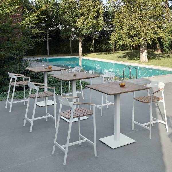 Offrez-vous un coin bar élégant : table haute et chaises en aluminium & teck, disponibles en blanc ou noir. Achetez dès maintenant pour sublimer votre terrasse !