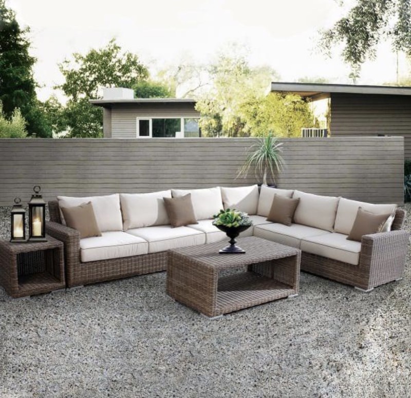 Achetez un salon d’angle en rotin tressé, parfait pour aménager un espace convivial et élégant en terrasse, face au soleil du Sud.