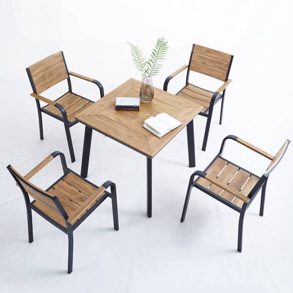 Commander une table carrée avec 4 chaises aspect bois en aluminium à Marseille ou Montpellier